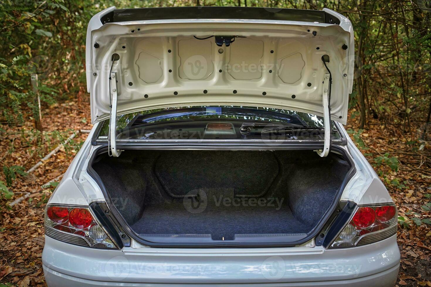 aberto carro porta-malas, cidade carro esvaziar tronco foto