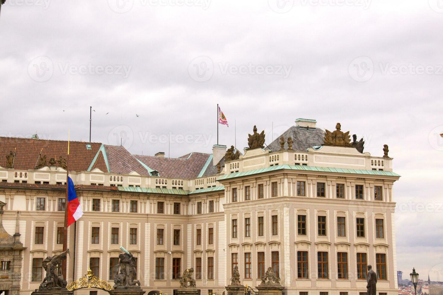 vista da cidade velha de praga - edifícios antigos foto