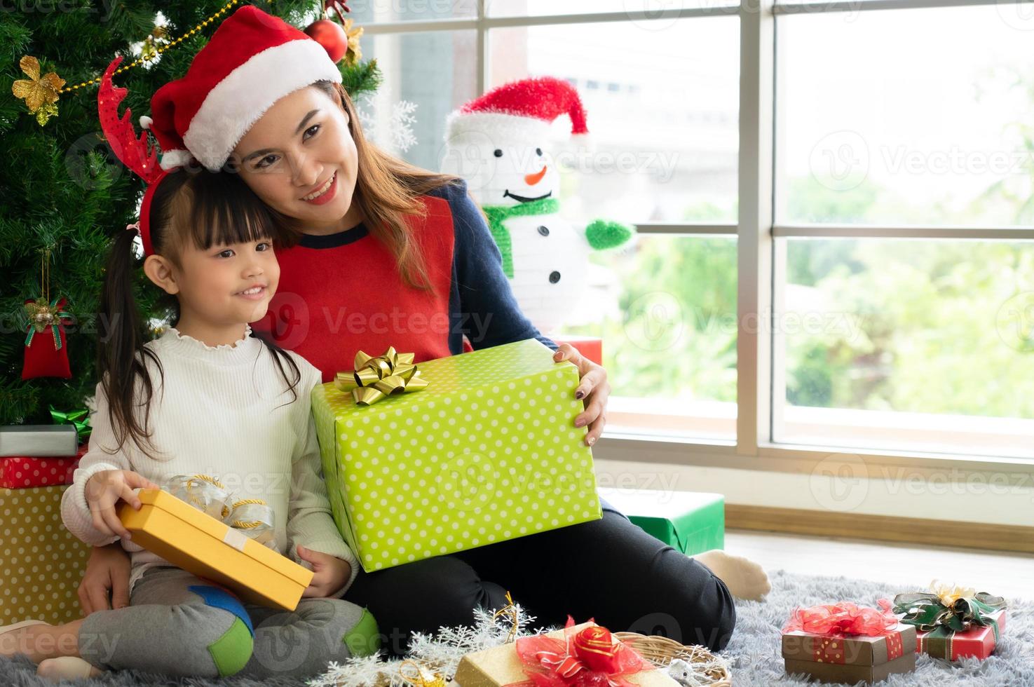 mãe asiática dá presente de natal para filha foto