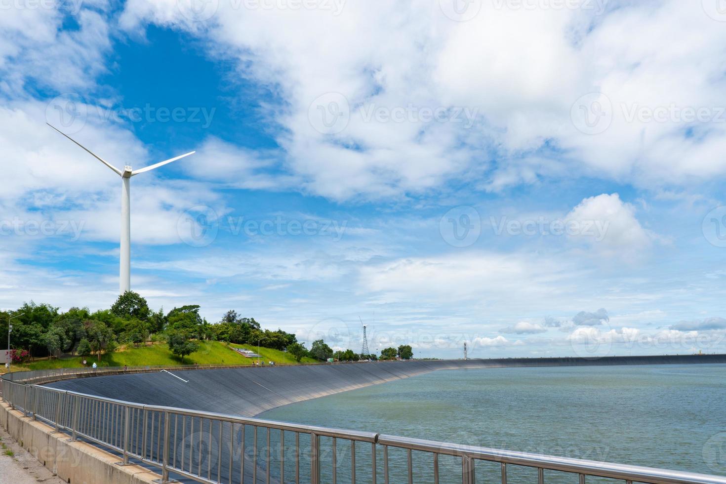 paisagem da turbina eólica para gerar eletricidade renovável e barragem foto
