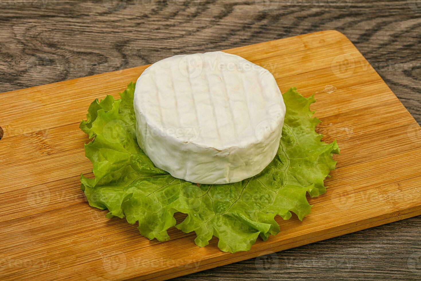 delicioso queijo brie redondo foto