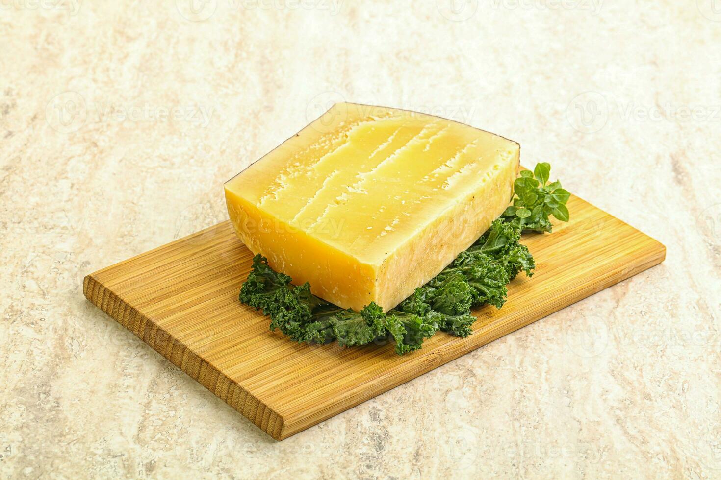 pedaço de queijo parmesão a bordo foto
