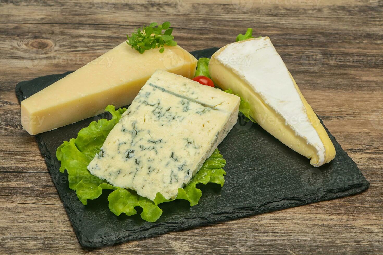 mix triângulo de queijo - gorgonzola, brie, parmesão foto