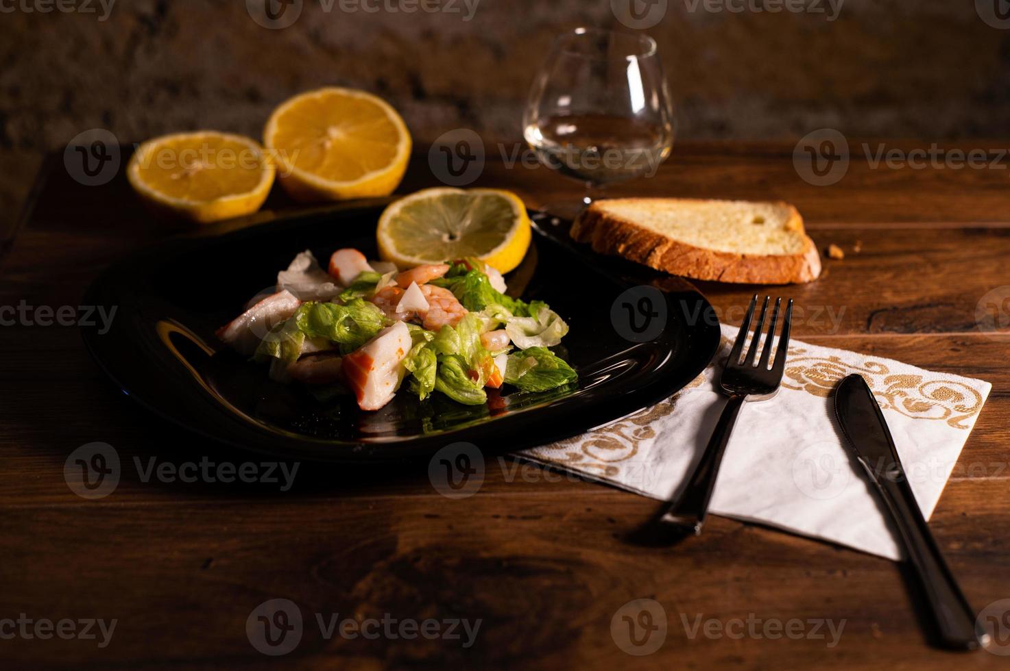 composição de salada de frutos do mar com camarão e surimi foto