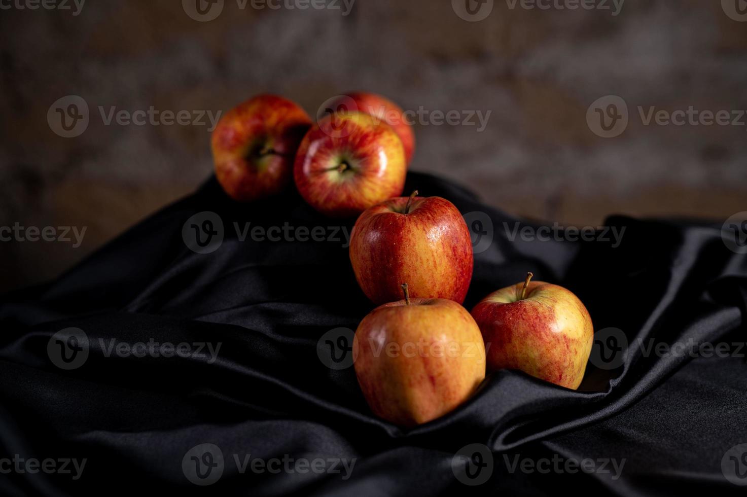 composição de maçãs vermelhas e cetim preto foto