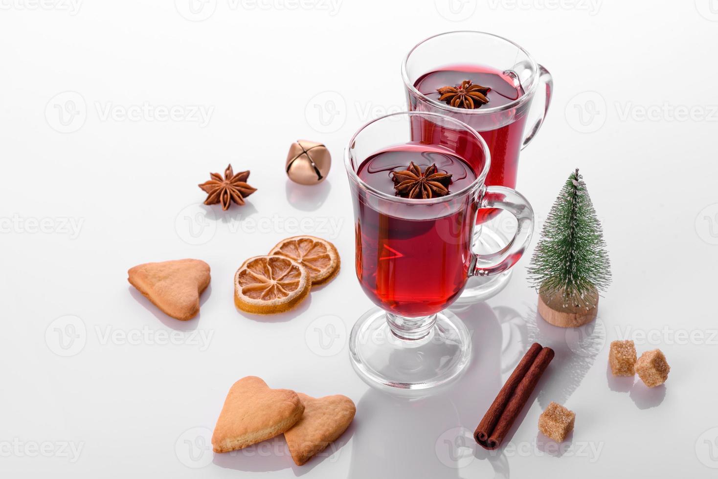 vinho quente tinto quente isolado no fundo branco com especiarias de natal foto