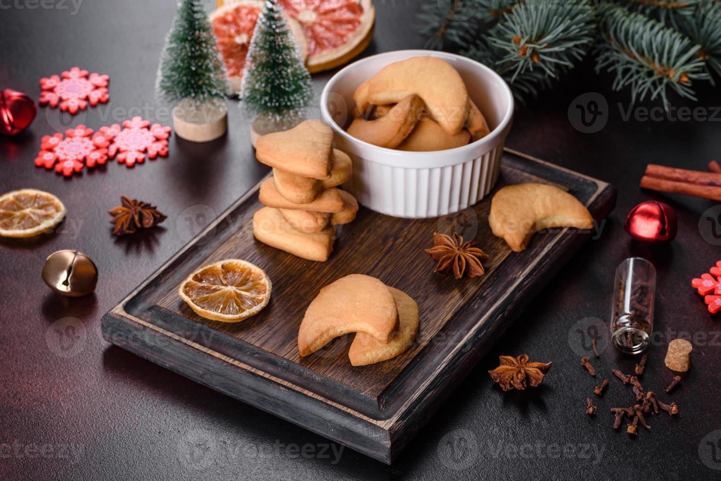 moldura de natal com galhos de pinheiro e biscoitos de gengibre foto