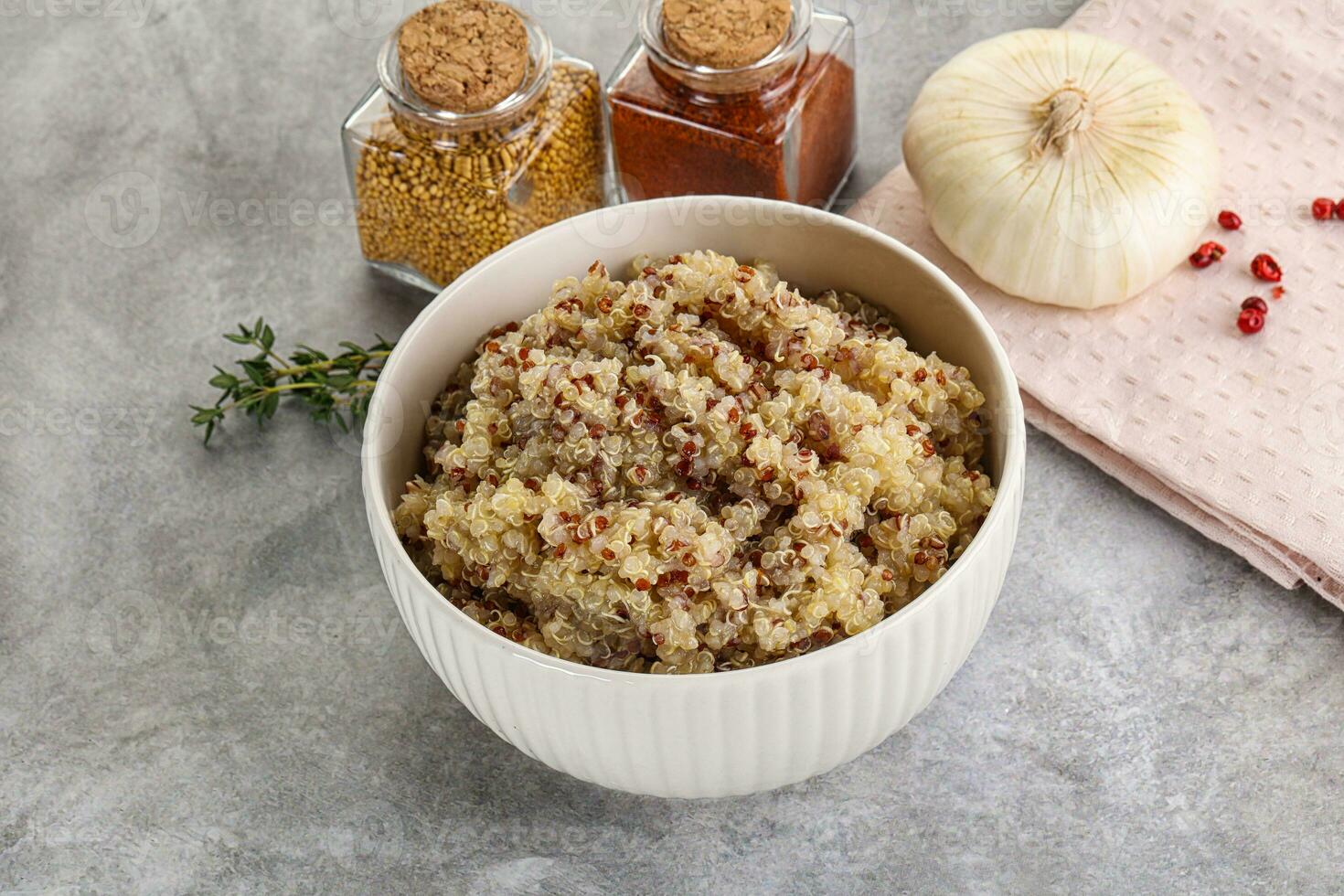 vegano cozinha - fervido Quinoa cereal foto