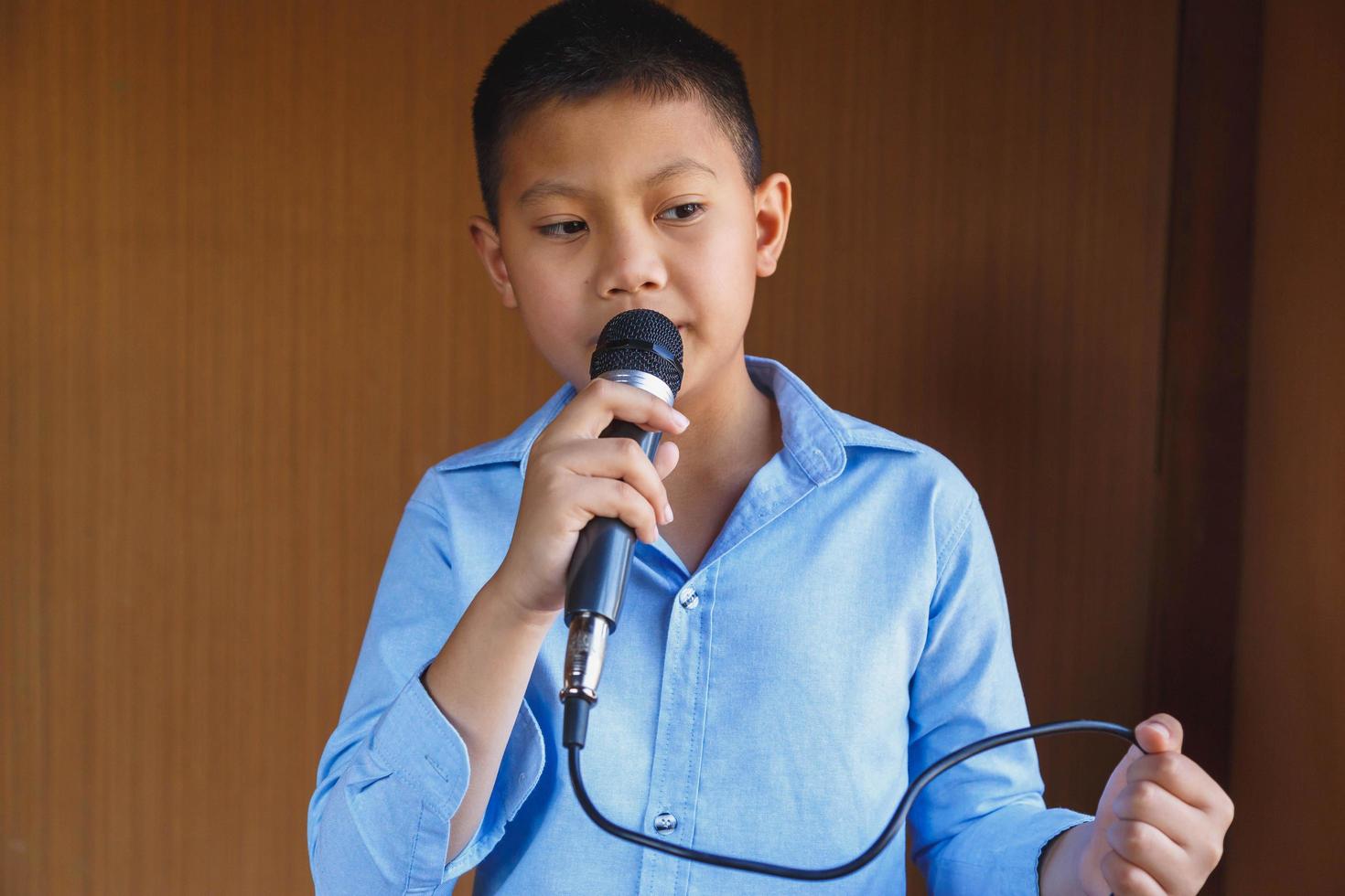 meninos com microfone aprendem a cantar foto