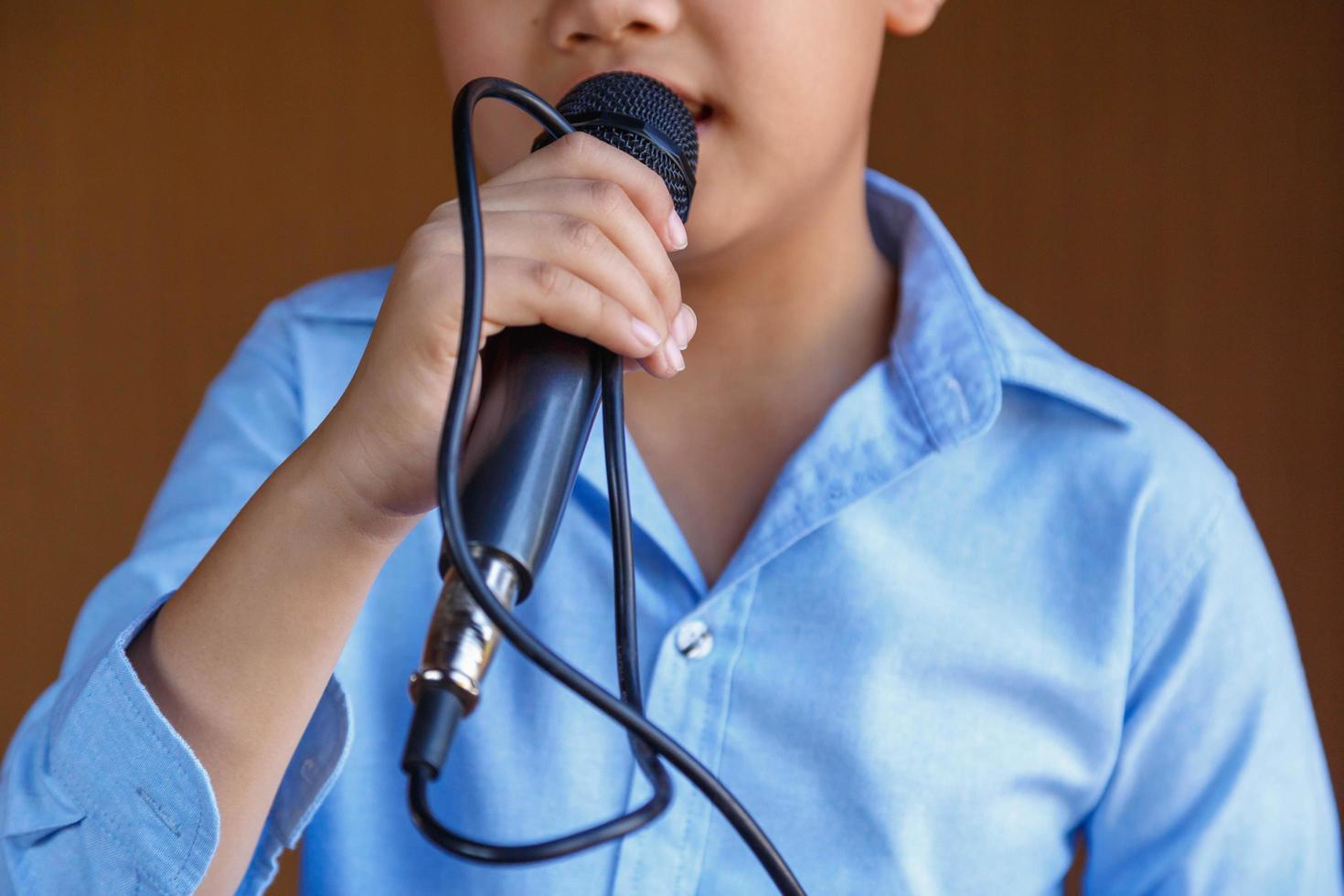 meninos com microfone aprendem a cantar foto