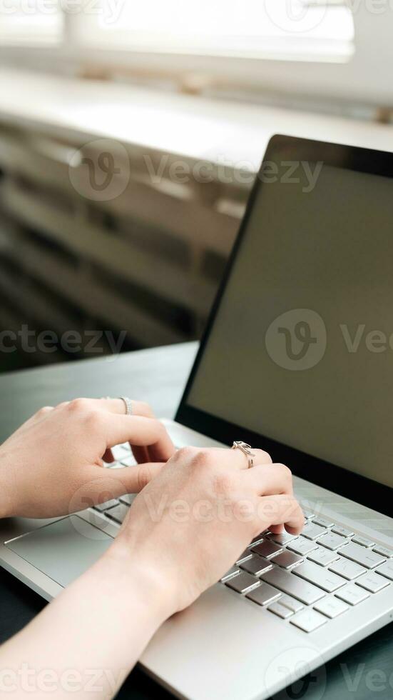produtivo área de trabalho. mulher mãos digitando em computador portátil teclado, balanceamento trabalhos e Aprendendo às escritório, abraçando conectados aprendizado, Internet marketing, freelancer, e trabalhos a partir de casa conceito foto