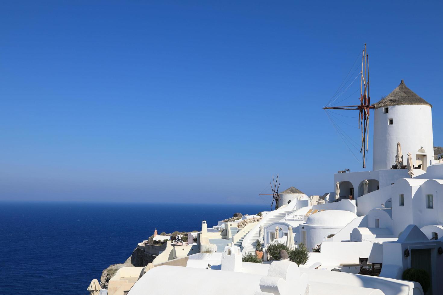 bela vista de oia na ilha de santorini, grécia foto