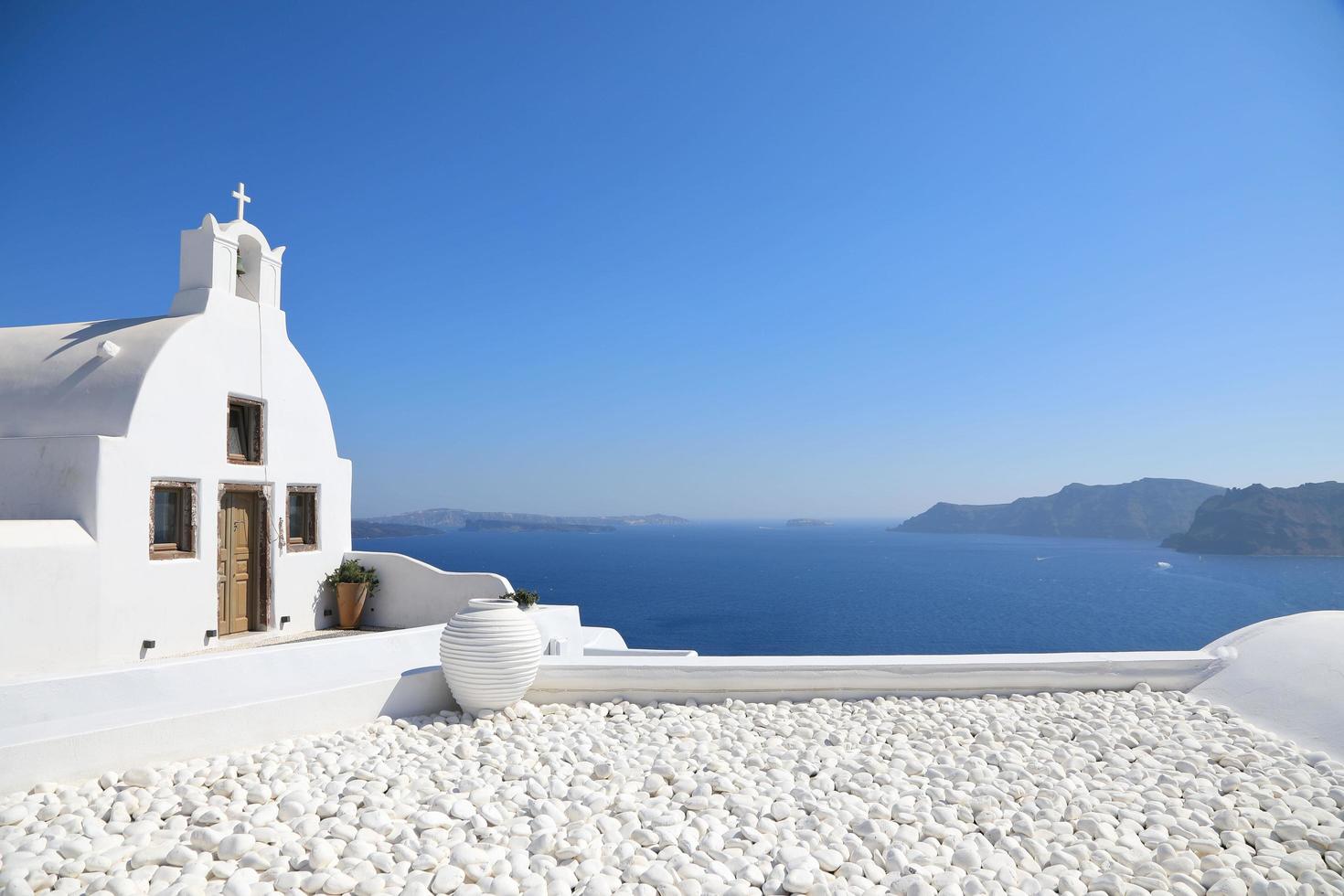 bela vista de oia na ilha de santorini, grécia foto