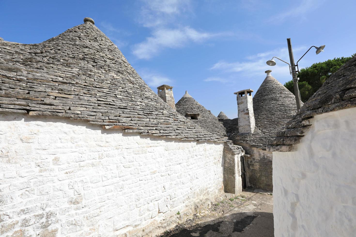 paisagem urbana de casas trulli típicas em alberobello itália foto