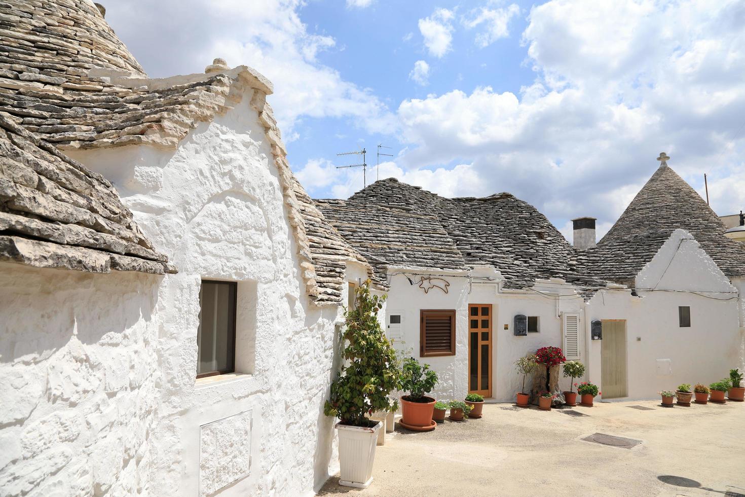 paisagem urbana de casas trulli típicas em alberobello itália foto