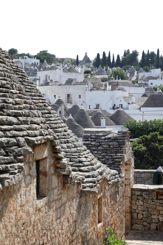 paisagem urbana de casas trulli típicas em alberobello itália foto