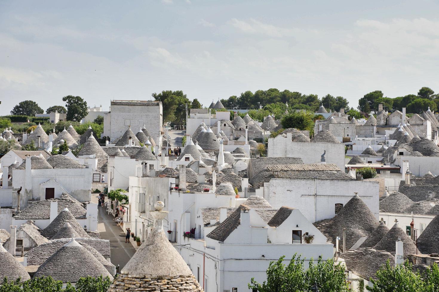 paisagem urbana de casas trulli típicas em alberobello itália foto