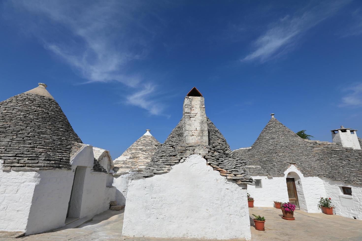 paisagem urbana de casas trulli típicas em alberobello itália foto