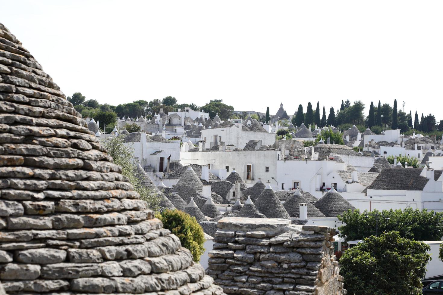 paisagem urbana de casas trulli típicas em alberobello itália foto