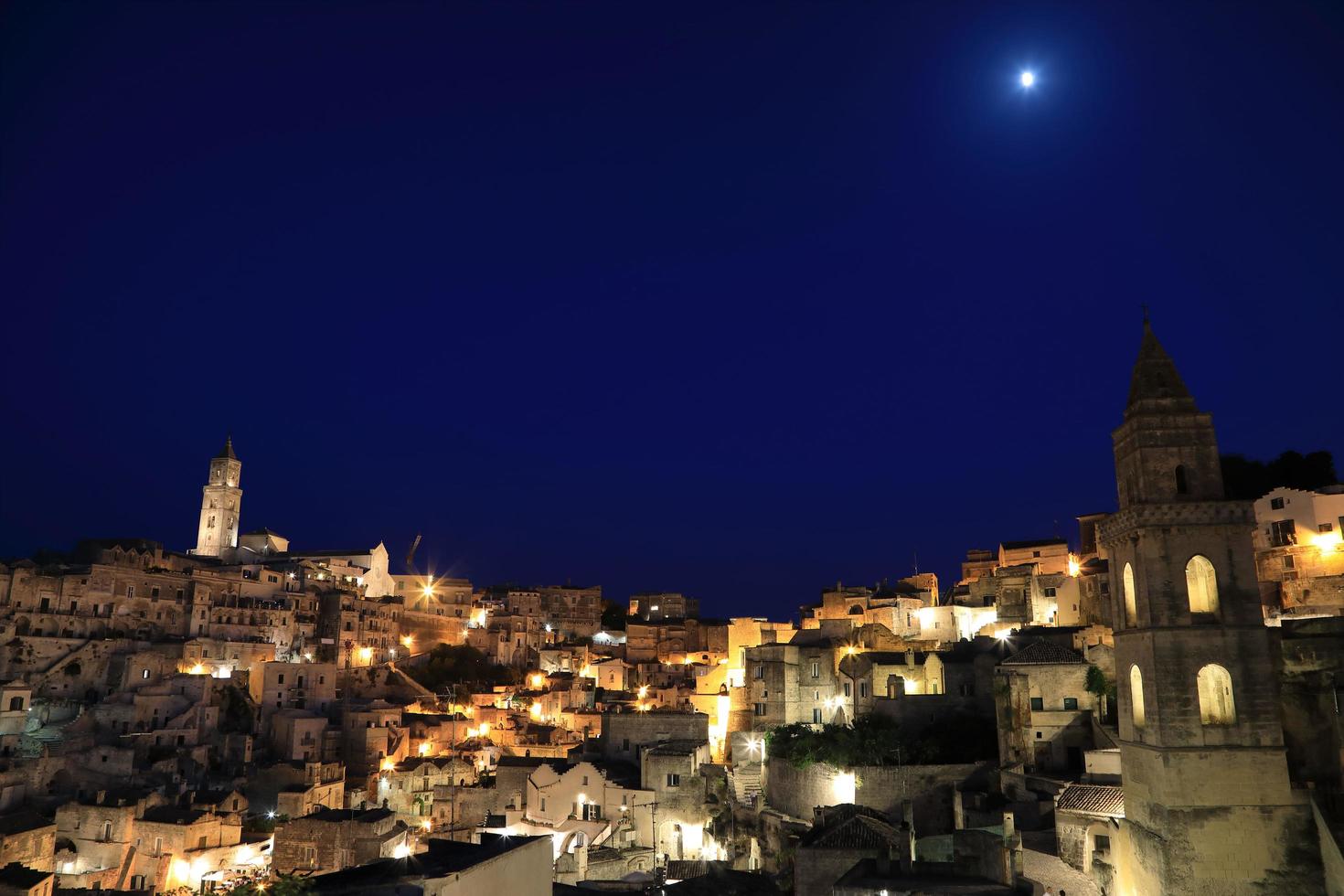 visão noturna de matera itália, patrimônio mundial foto