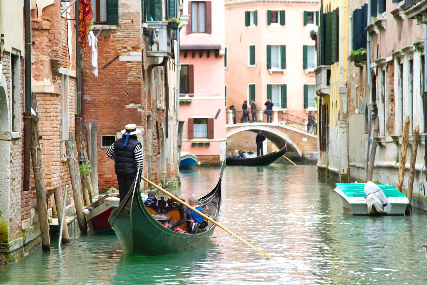 paisagem urbana tradicional de Veneza com canal estreito, gôndola foto