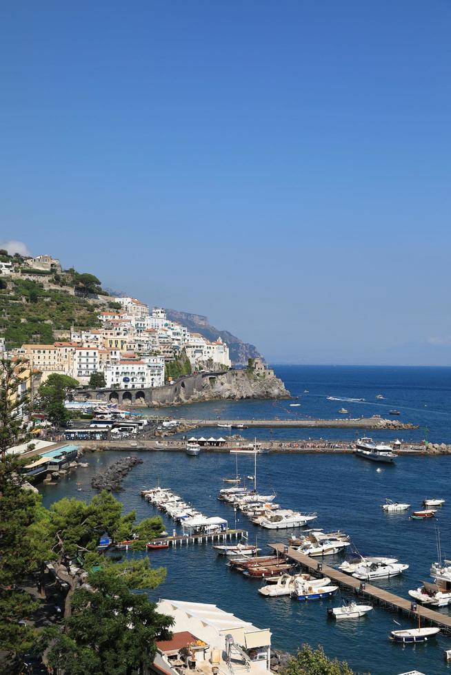 vista da bela costa de amalfi na itália foto