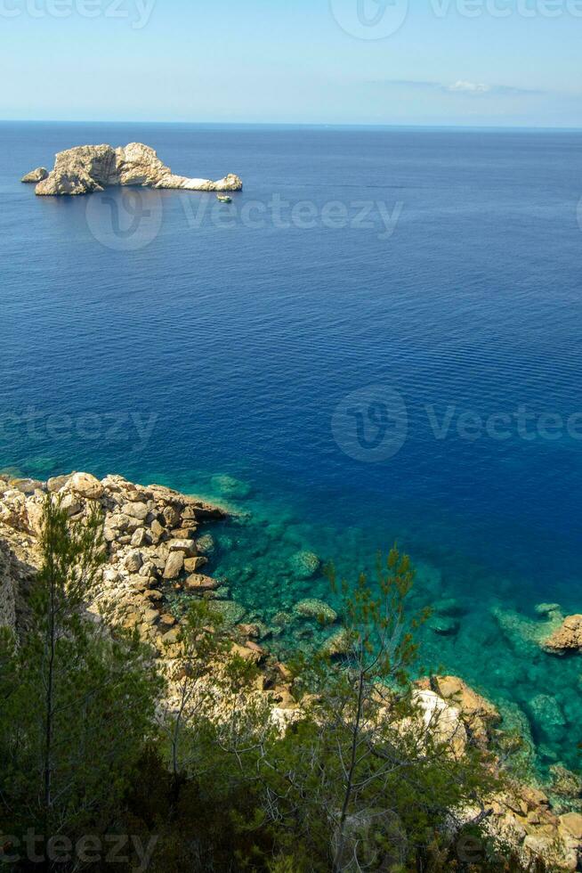 bela praia em punta de castellar, santa agnes de la corona, ilhas baleares, espanha. foto