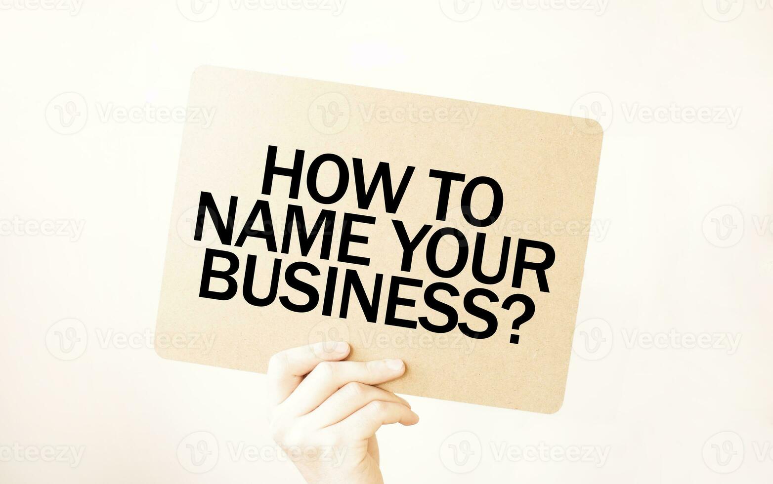 fechar-se o negócio homem mão segurando mostrar em branco papel Folha quão para nome seu negócio foto