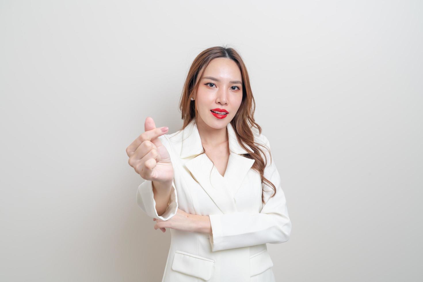 retrato linda mulher de negócios com mini sinal de mão com coração foto