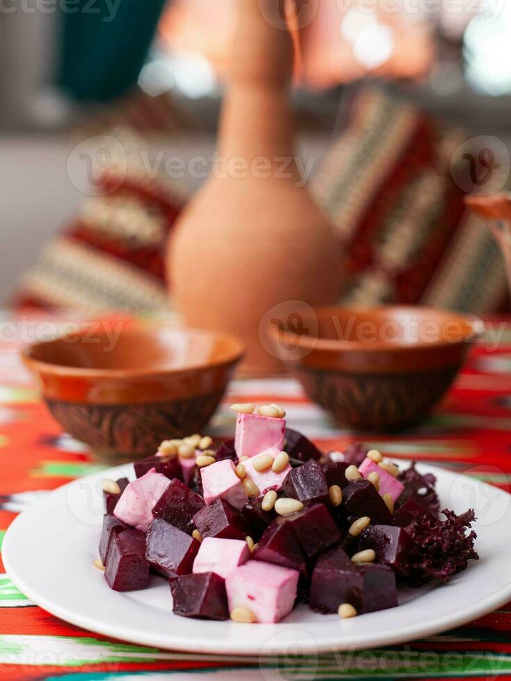 beterraba e queijo salada com pinho nozes vestido com manteiga. ásia estilo foto