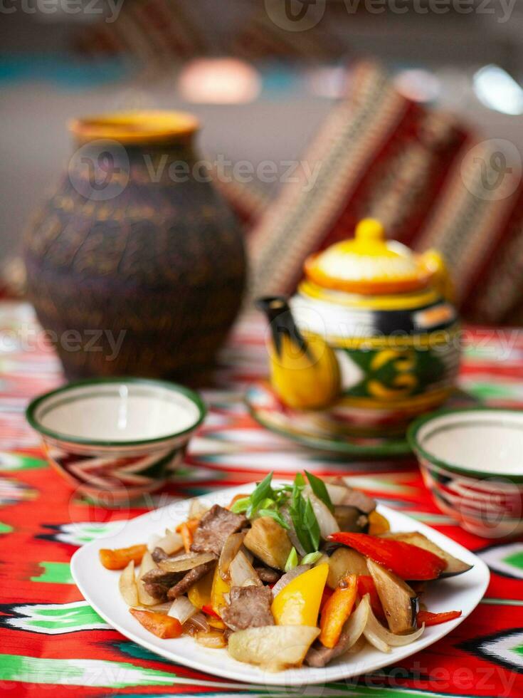 frito carne carne dentro óleo com batatas, cebolas, Sino pimentas de acordo com para a uigur receita foto