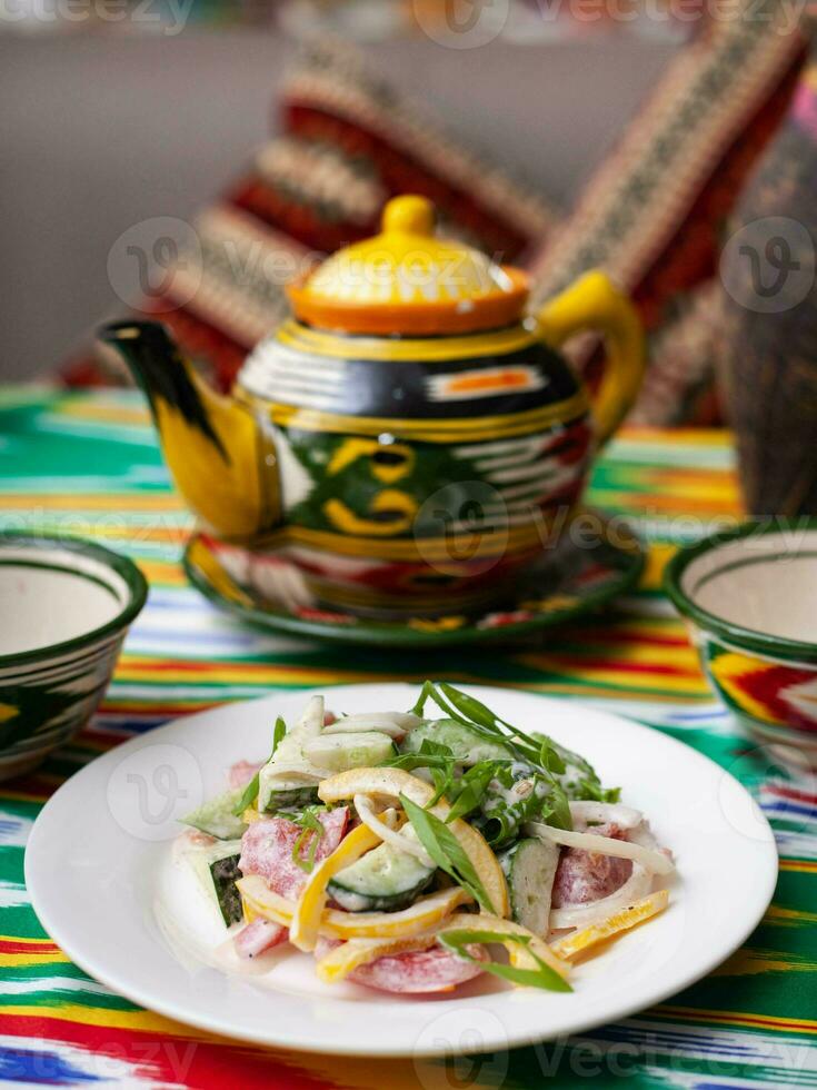 cremoso salada do verde e vermelho pimentas, queijo, beringela, cebolas e tomates ásia estilo foto