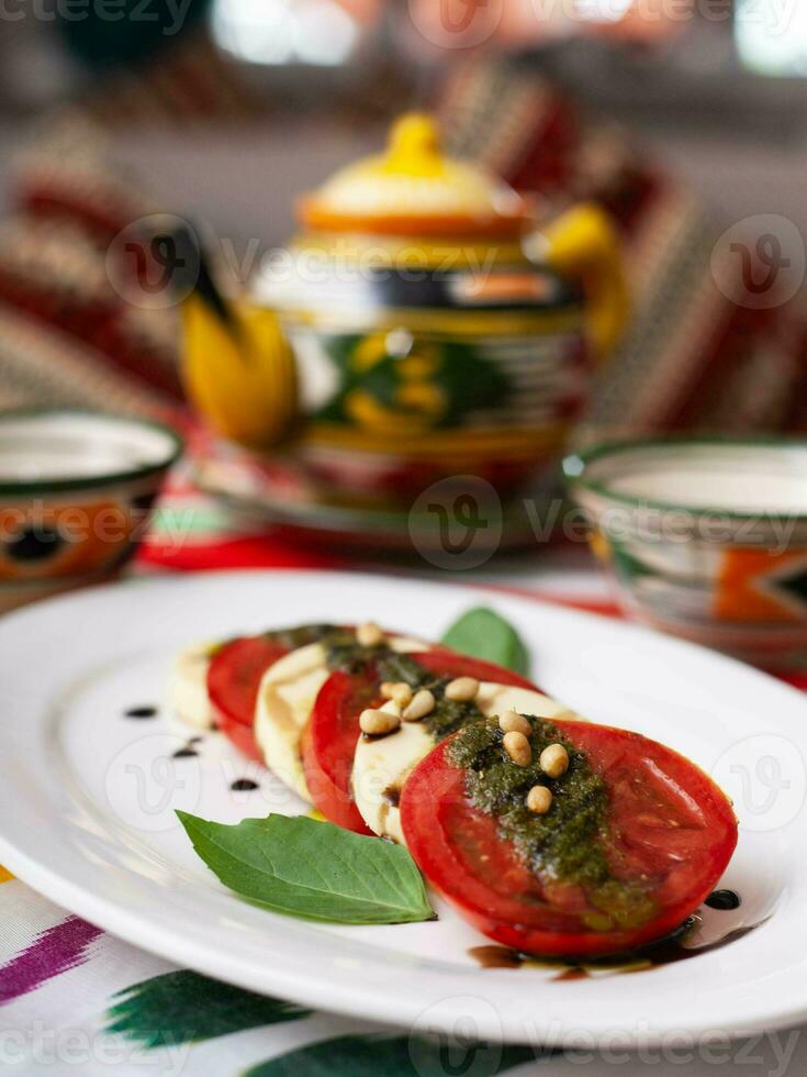 italiano caprese salada com tomates, mazzarela queijo e balsâmico molho. ásia estilo foto