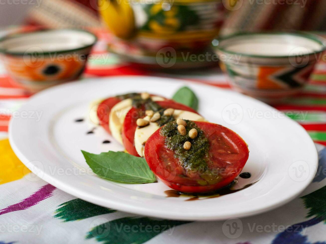 italiano caprese salada com tomates, mazzarela queijo e balsâmico molho. ásia estilo foto