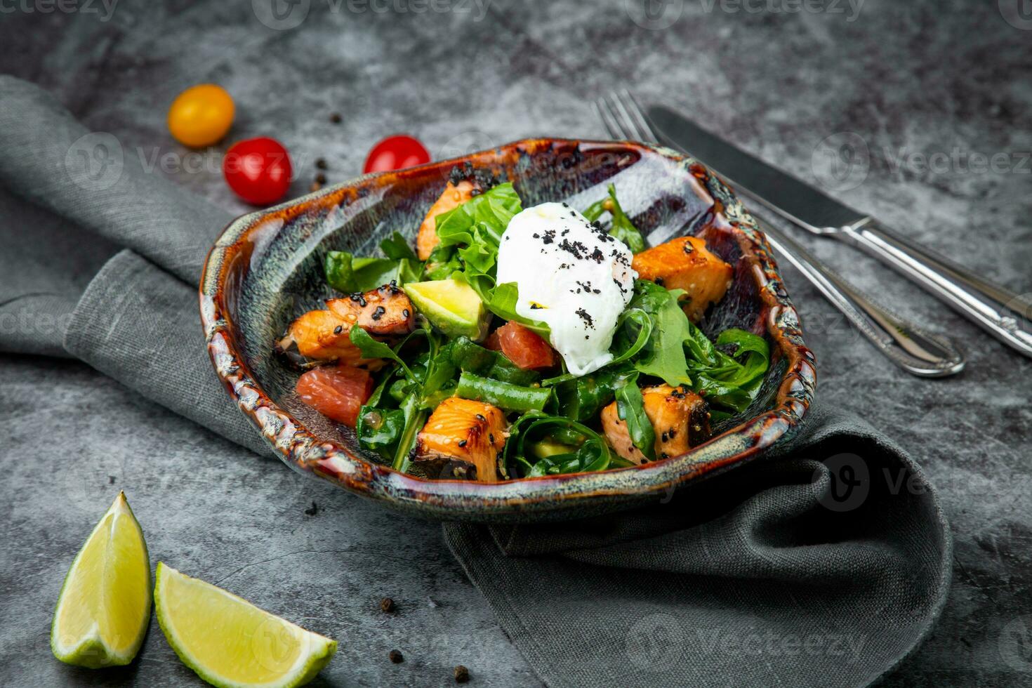 salada com vermelho peixe, ervas e Lima, lado Visão foto