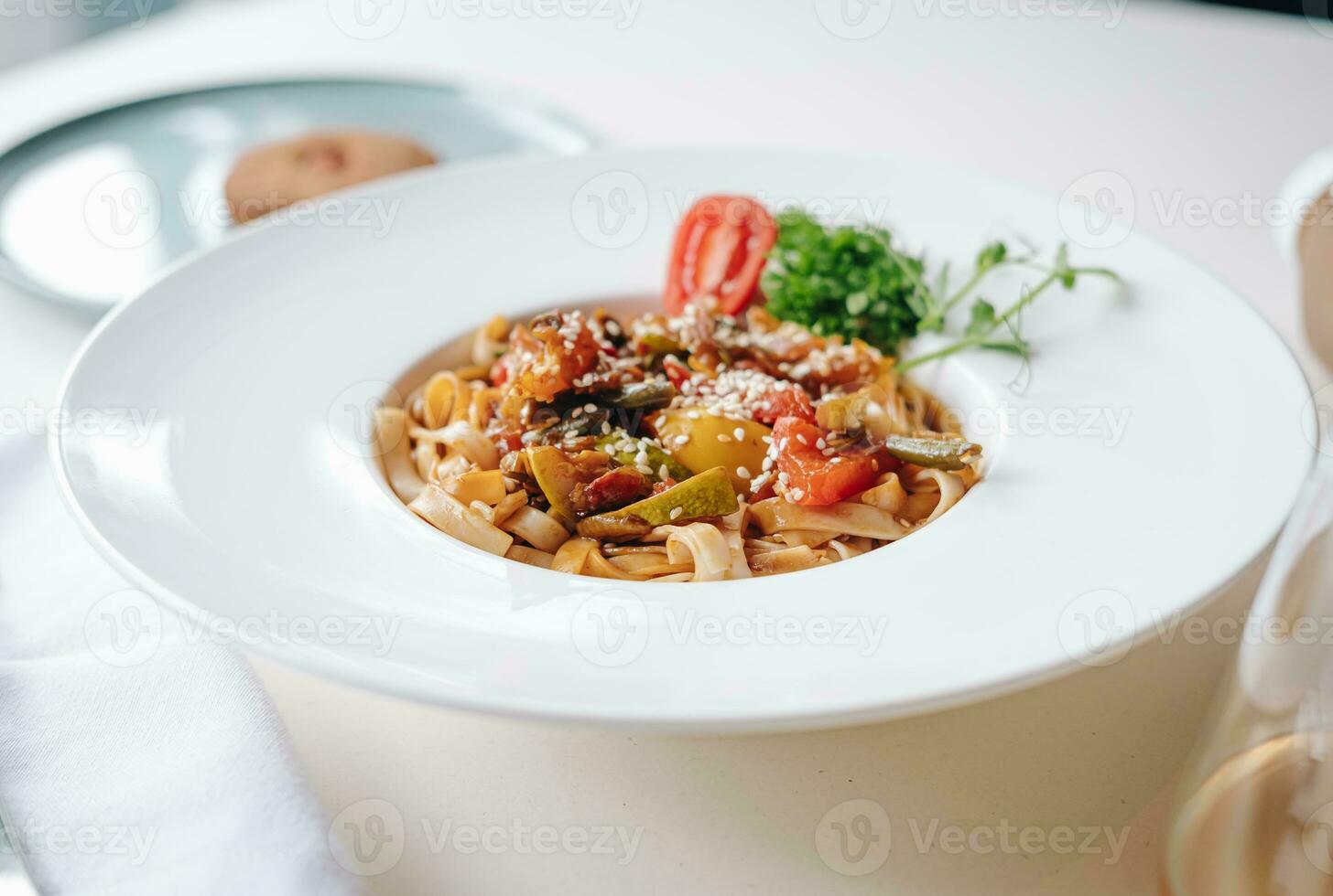 udon Macarrão com sésamo sementes e ervas dentro uma branco prato lado Visão foto