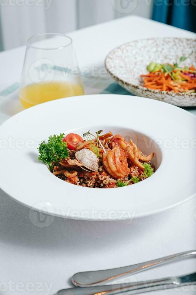 trigo sarraceno com frutos do mar, ostra, tomate e ervas dentro uma profundo prato lado Visão foto