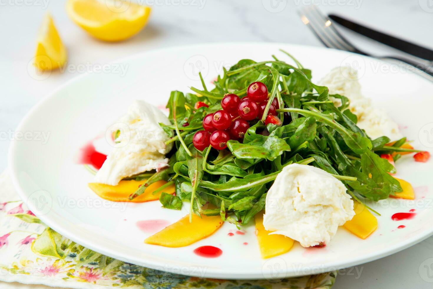 verde salada com Rúcula e morangos em uma branco prato e mármore fundo topo Visão foto