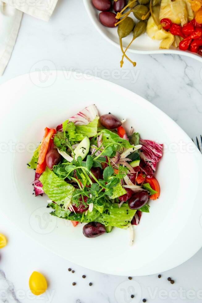 salada do verdes, alface folhas, pepinos, Rosa cebolas, topo Visão foto