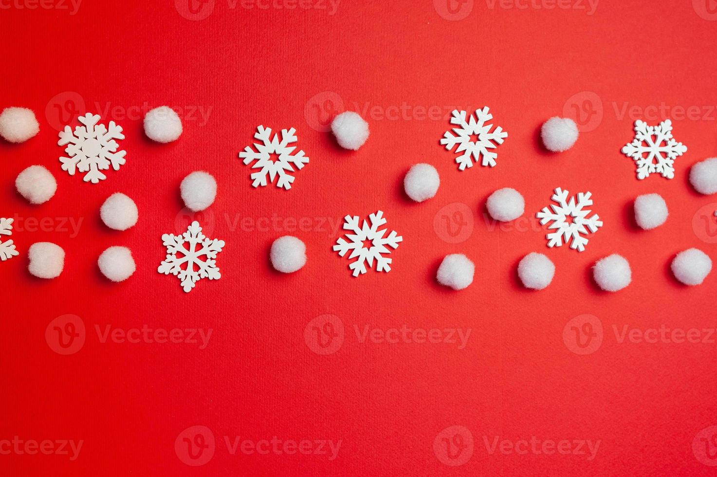 cartão de feliz ano novo de Natal com linha de flocos de neve no vermelho foto