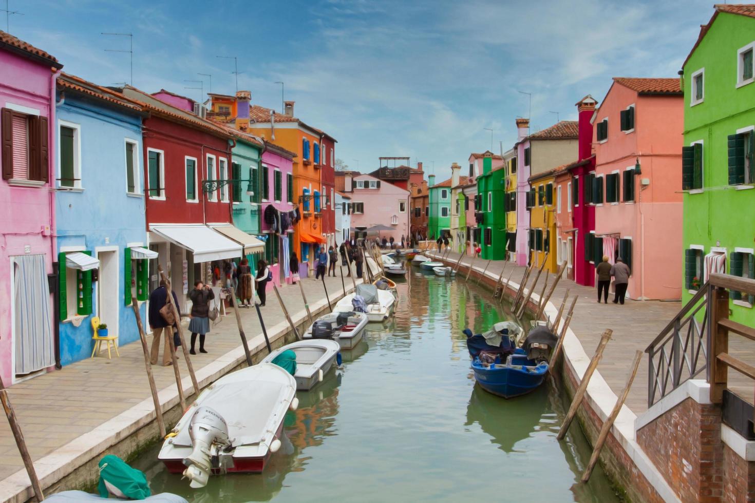 paisagem urbana de casas coloridas na ilha de burano, itália foto