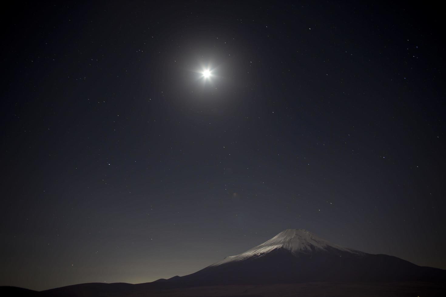 visão noturna do monte fuji do lago yamanaka japão foto