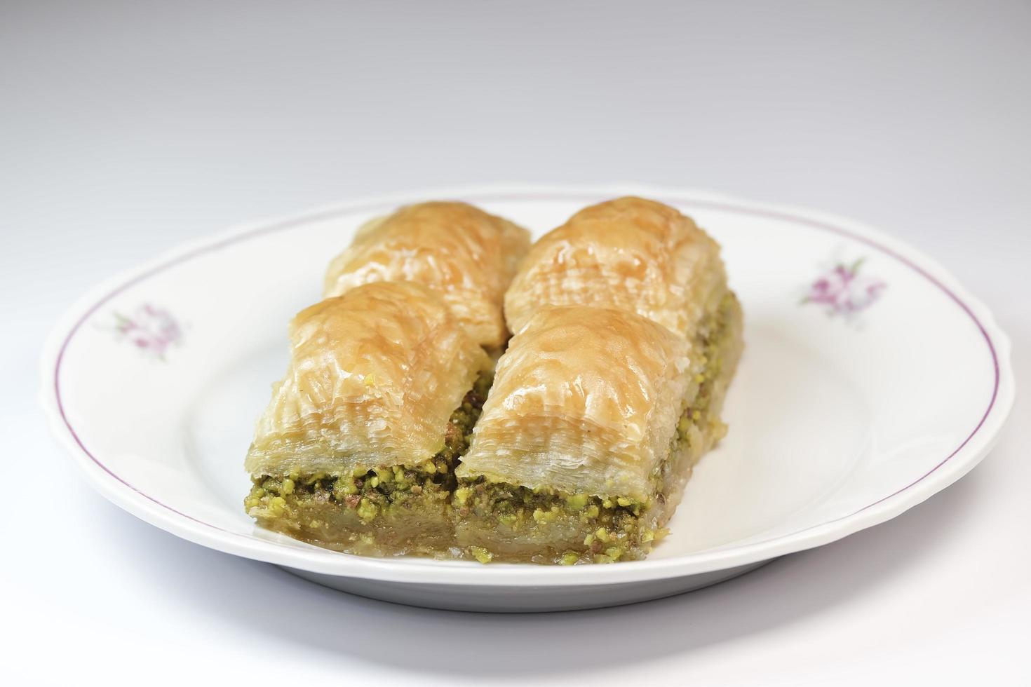 delicioso baklava de pistache em um prato branco foto