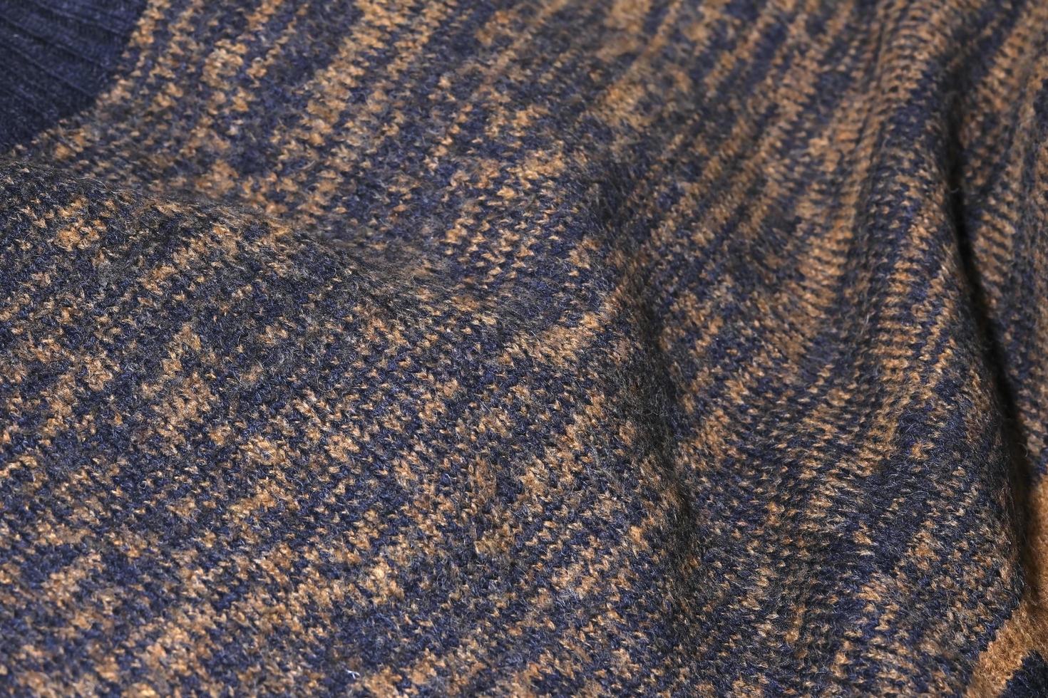 suéter de lã laranja e azul escuro foto