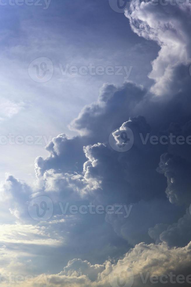 fundo vertical de nuvens de tempestade foto