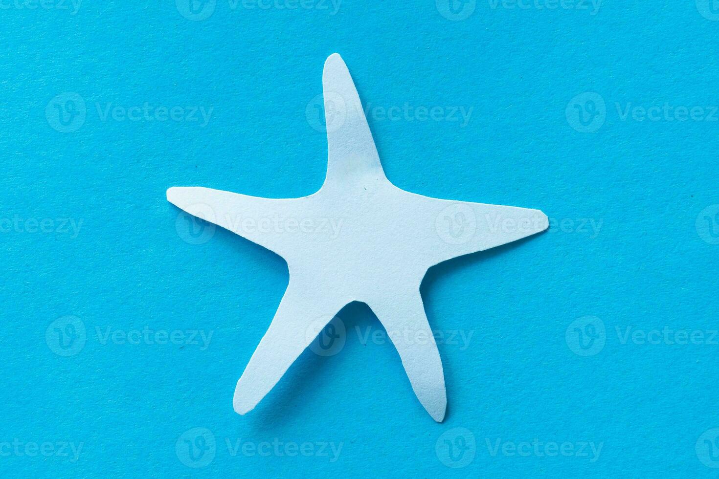 estrelas do mar papel cortar isolado em azul foto