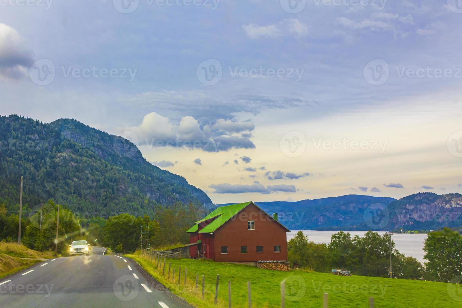 dirigindo pela Noruega no verão com montanhas e vista para o fiorde. foto