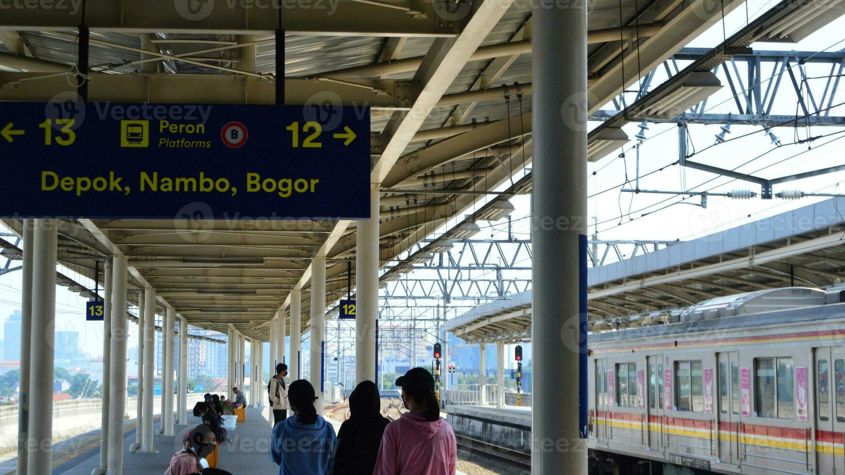 viajante linha ou elétrico trem dentro Jacarta, Indonésia. foto
