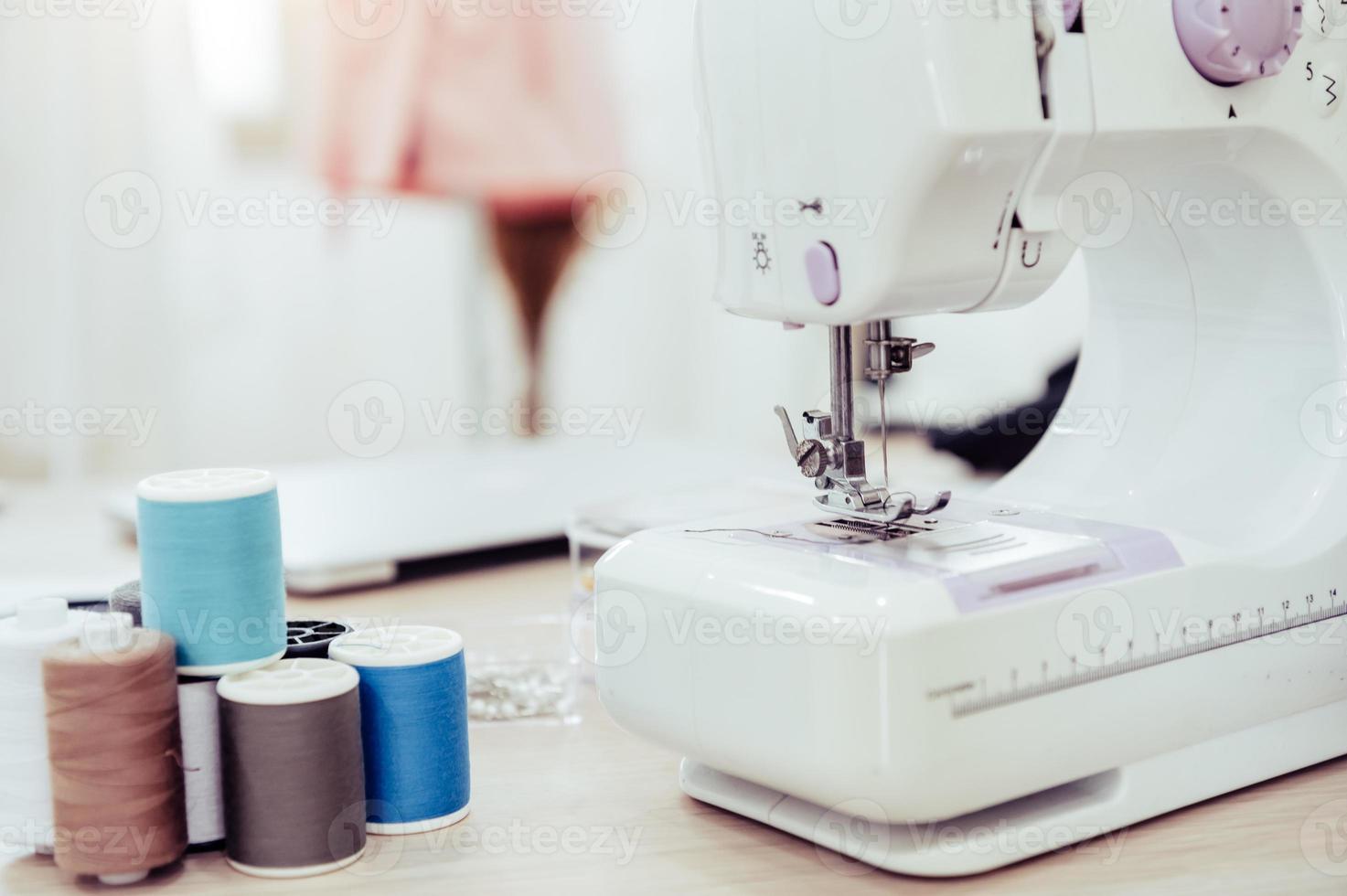 closeup de máquina de costura com estilista foto