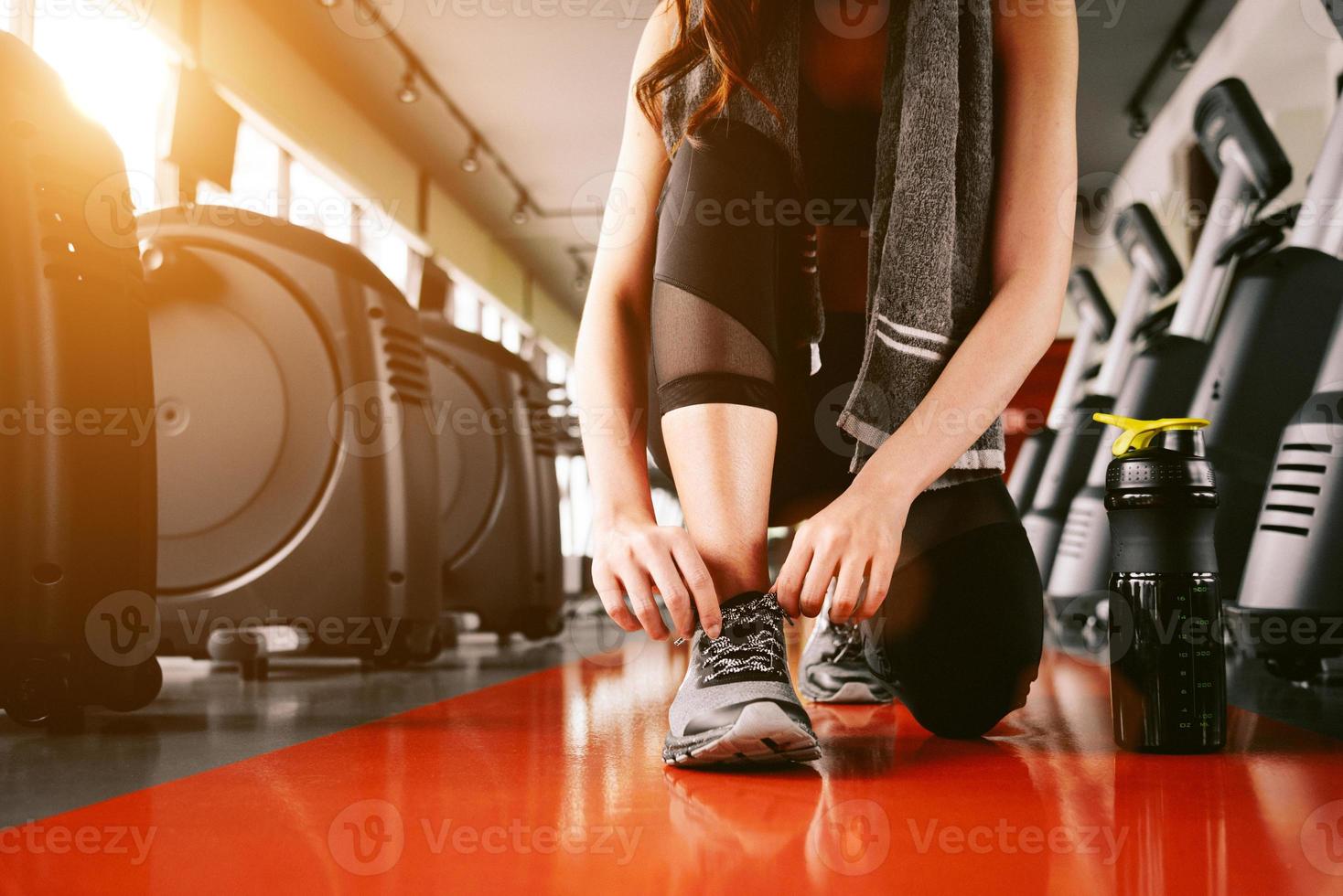 esporte mulher amarrando corda de tênis foto